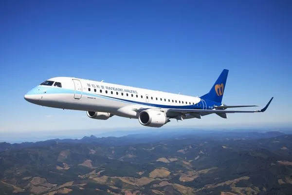 ▲▼華信航空以退役全新的救生衣為材料，將其打造成時尚隨身配件系列產品，自12月26日起正式推出。（圖／華信）