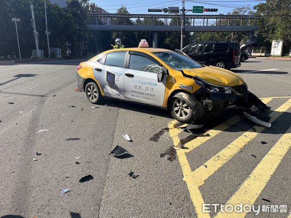 ▲▼新竹東區介壽路與金山街路口，今日發生一起警用機車碰撞計程車事故。（圖／記者陳凱力翻攝）