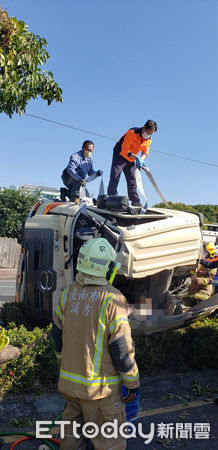 ▲台南市麻豆區新生南路26日中午傳出1起預拌混凝土車翻覆交通事故，消防人員搶救38歲駕駛人脫困送醫。（圖／民眾提供，下同）