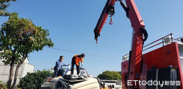 ▲台南市麻豆區新生南路26日中午傳出1起預拌混凝土車翻覆交通事故，消防人員搶救38歲駕駛人脫困送醫。（圖／民眾提供，下同）