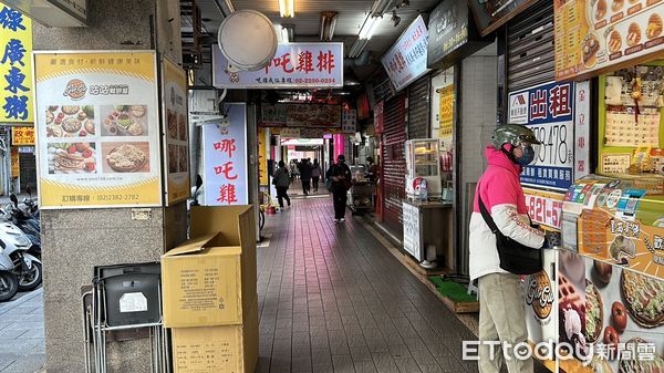 ▲▼「台北中心大樓」位於站前商蛋華區，緊鄰新光三越站前店，近期其地下室傳出總價僅52萬元的交易。（圖／記者賴志昶攝）