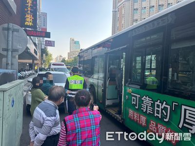 台中88歲騎士閃違停！撞公車險遭輾　乘客：碰一大聲我以為做夢