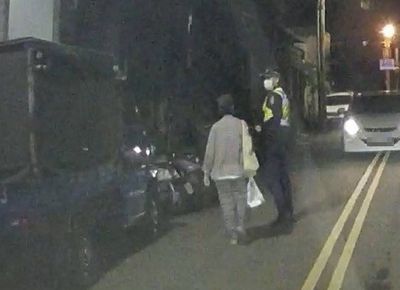 台中阿嬤深夜「手提10萬現鈔」站街頭　見警跳針回答：要還別人錢