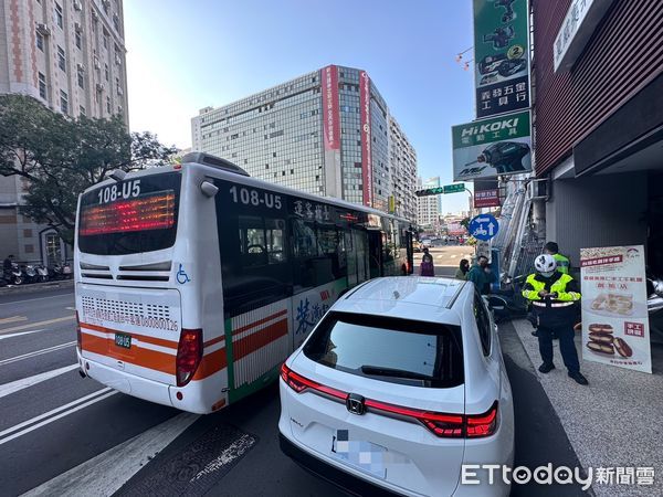 ▲▼台中一名88歲老翁騎車直行，疑似為了閃違停撞上公車倒地。（圖／記者許權毅攝）