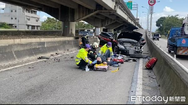 ▲▼一輛自小客車行經桃園市快速路中豐路匝道口，自撞匝道分隔島，駕駛失去意識送醫搶救。（圖／記者楊熾興翻攝）