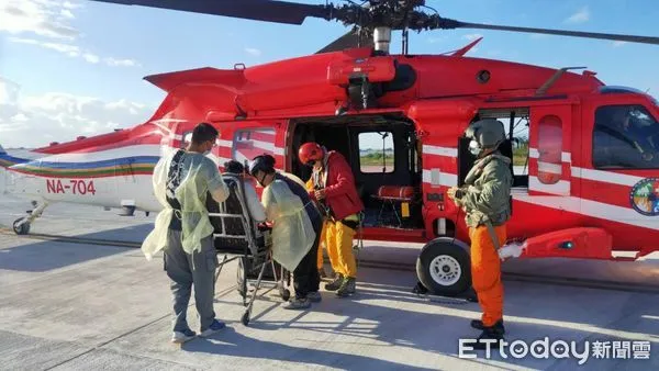 ▲嘉明湖登山客骨折，由黑鷹直升機後送就醫。（圖／記者楊漢聲翻攝）