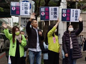 多圖／3美女議員助陣！吳怡農8點站路口　喊「不是一個人的選戰」