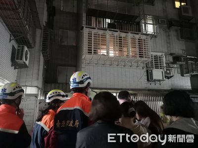 快訊／北市信義區大樓陽台起火　濃煙狂竄民眾圍觀...1人獲救