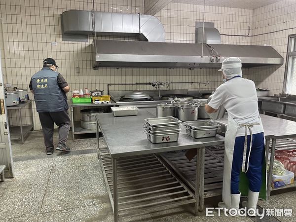 ▲台東縣政府抽驗校園營養午餐豬肉食材，透過萊克多巴胺快篩片測試後均無檢出。（圖／台東縣政府提供，下同）