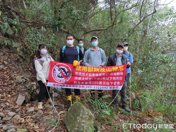 ▲國姓鄉林地傳犬隻遭山豬吊所傷，南投縣農業處及家畜疾病防治所人員前往現地稽查。（圖／南投縣家畜疾病防治所提供）