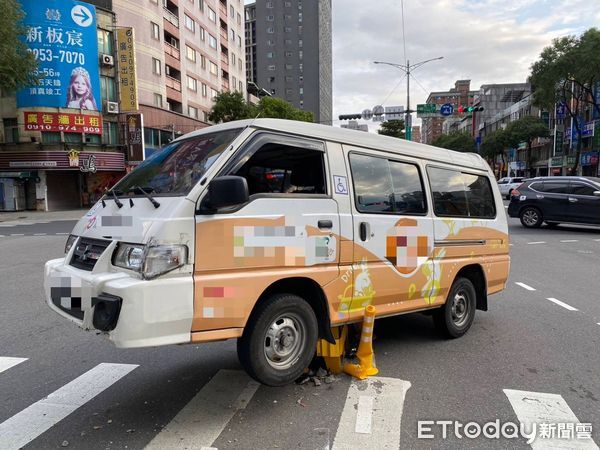 ▲▼新北市一部長照專車開上行人庇護島             。（圖／記者陳以昇翻攝）