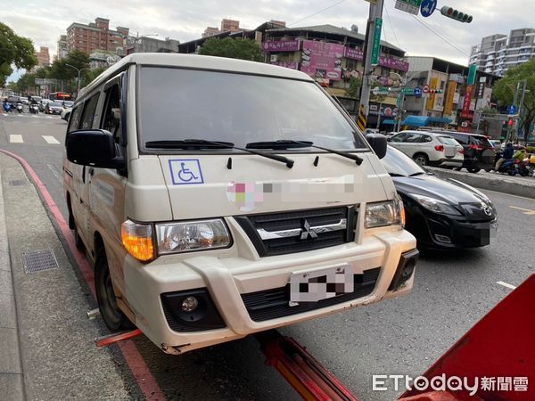 ▲▼新北市一部長照專車開上行人庇護島             。（圖／記者陳以昇翻攝）