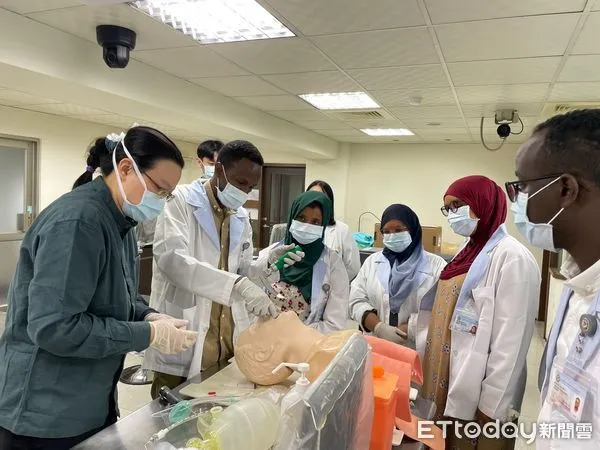 ▲索馬利蘭學員在高醫學習如何操作氣管內管插管。（圖／高醫提供