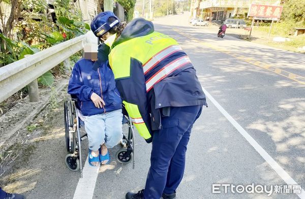 ▲桃園市邱姓七旬翁今天乘輪椅溜出長照中心體力不濟在街頭，所幸巡邏員警發現協助帶回派出所。（圖／記者沈繼昌翻攝）