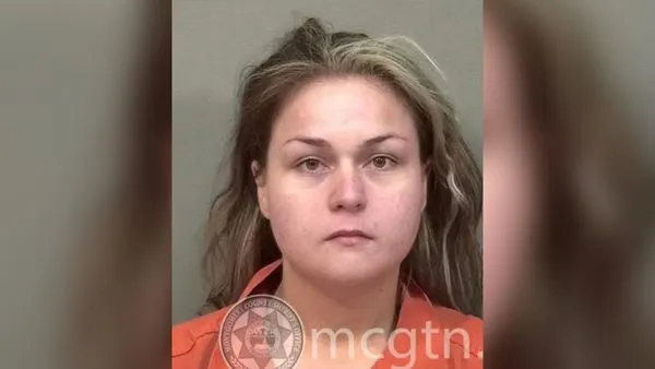 ▲美國田納西州女賊24歲的貝瑟妮（Bethany Wilson）持槍劫車，還抓5歲親生孩子當成「人肉盾牌」。（圖／蒙哥馬利郡警長辦公室）