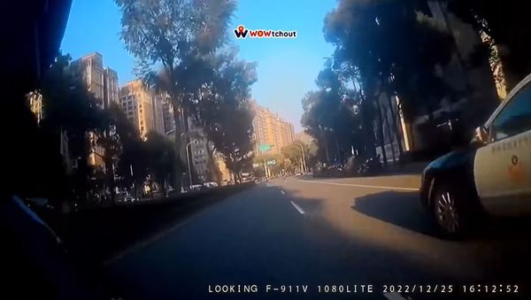 騎士閃警車闖入禁行機車道遭開單。（圖／翻攝自YouTube／WoWtchout-地圖型行車影像分享平台）
