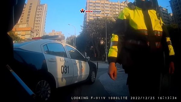 騎士閃警車闖入禁行機車道遭開單。（圖／翻攝自YouTube／WoWtchout-地圖型行車影像分享平台）