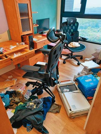 事件發生後，Josh重返住所，拍下屋內被前妻搗毀的凌亂景象。