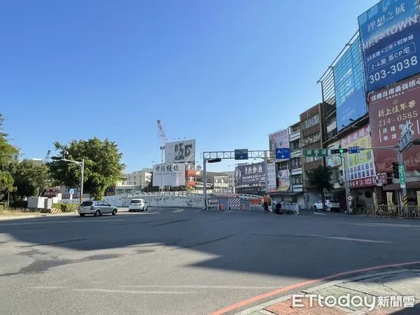 ▲台南市東門陸橋與橋下機車道從12月27日起封閉施工，面對陸橋封閉後所衍生的交通壅塞問題，大台南智慧交通中心也已準備好相關監控及疏導策略。（圖／記者林悅翻攝，下同）