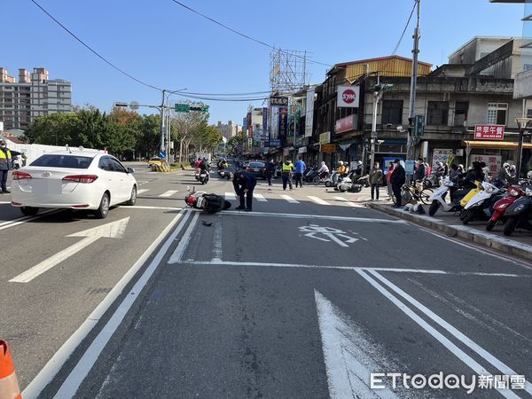 ▲▼新竹光復路、水源路口車禍，BMW失控衝到對向車道。（圖／記者陳凱力翻攝）