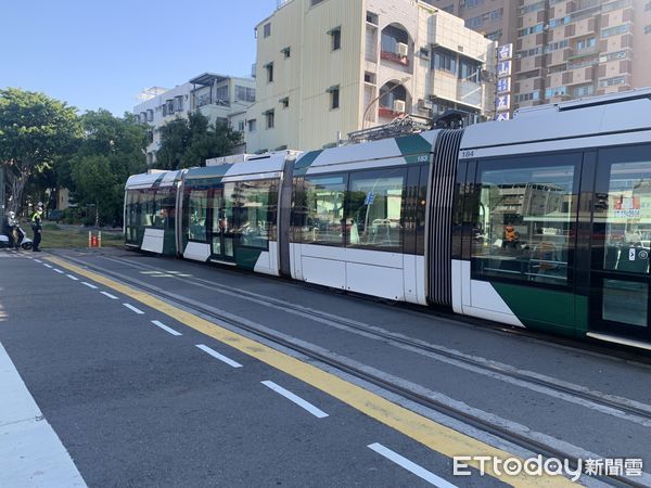 ▲▼紅燈直直衝！單車男撞上高雄輕軌車廂「肇逃」開溜了 。（圖／記者許宥孺翻攝）