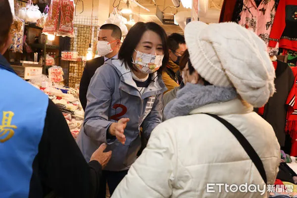 ▲▼ 王鴻薇松江市場掃街拜會 。（圖／記者黃克翔攝）