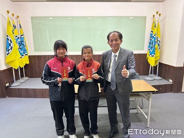 ▲埔里鎮公所為參加全國以上各項競賽獲獎的傑出學生及教師頒發獎勵金。（圖／埔里鎮公所提供，下同）