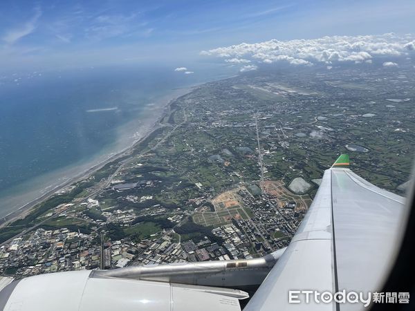 ▲▼ 華航、國航停靠北京首都機場、長榮停靠台灣桃園機場、 北京大興機場人潮回流           。（圖／記者任以芳攝）