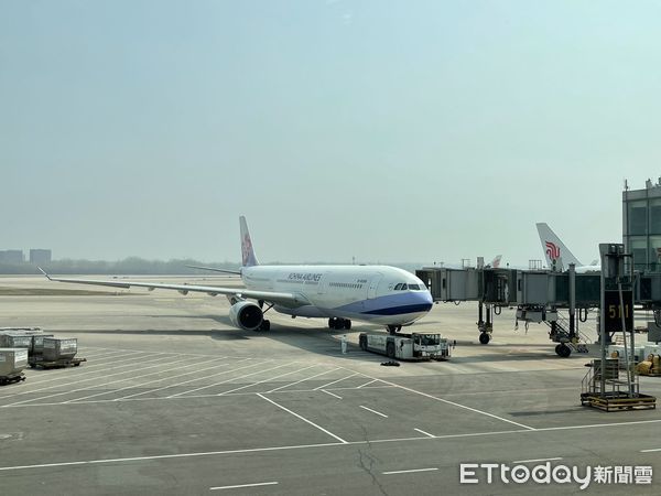 ▲▼ 華航、國航停靠北京首都機場、長榮停靠台灣桃園機場、 北京大興機場人潮回流           。（圖／記者任以芳攝）