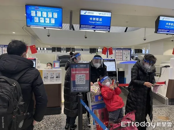 ▲▼ 華航、國航停靠北京首都機場、長榮停靠台灣桃園機場、 北京大興機場人潮回流           。（圖／記者任以芳攝）