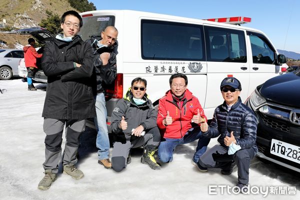 ▲每到寒流、冷氣團來襲，合歡山等高山風景區成了遊客追雪勝地。（圖／慈濟醫學中心提供，下同）