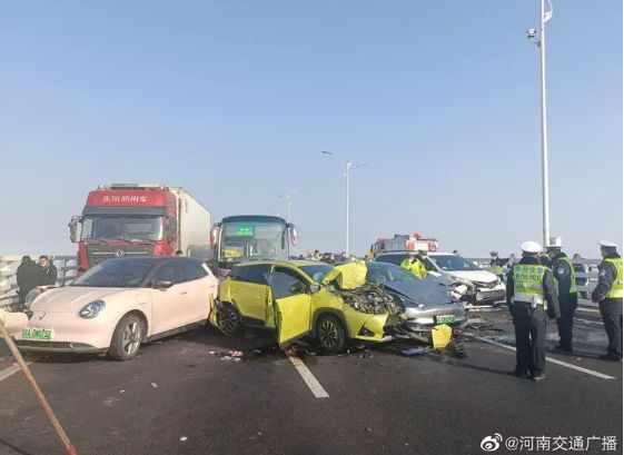 ▲▼河南鄭新大橋200輛車撞成一團。（圖／翻攝自影片）