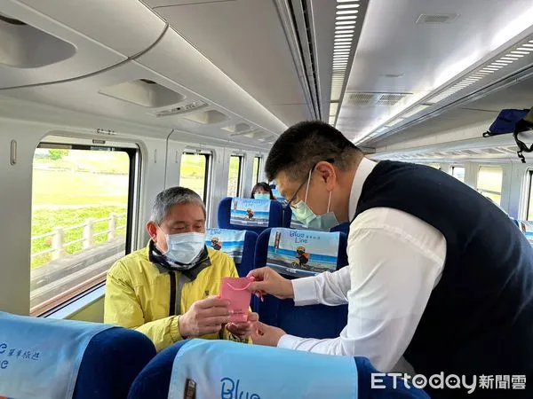▲台鐵花東線玉里=富里今日順利恢復營運，台鐵局局長杜微及台東站站長鄭成忠分別在車上向旅客致意，並致贈紀念品。（圖／記者楊漢聲翻攝）
