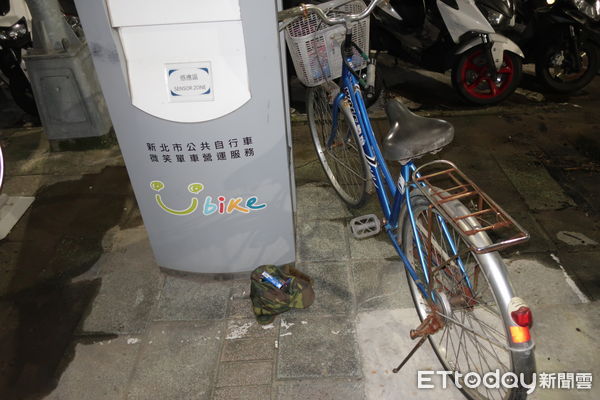 ▲▼李姓阿伯的單車遺留身分證、鑰匙及隨身物品             。（圖／記者陳以昇翻攝）