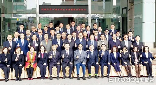 ▲桃園市長張善政今天上午率市府小內閣在市府大門前合影。（圖／記者沈繼昌翻攝）