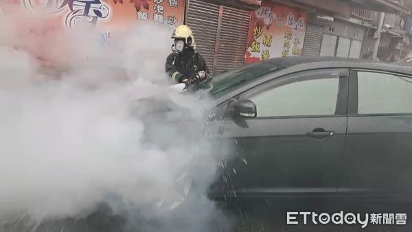 ▲▼宜蘭自小客火燒車，警消急撲滅。（圖／記者游芳男翻攝，下同）