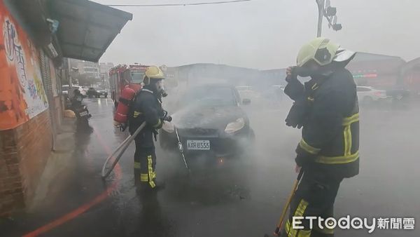 ▲▼宜蘭自小客火燒車，警消急撲滅。（圖／記者游芳男翻攝，下同）