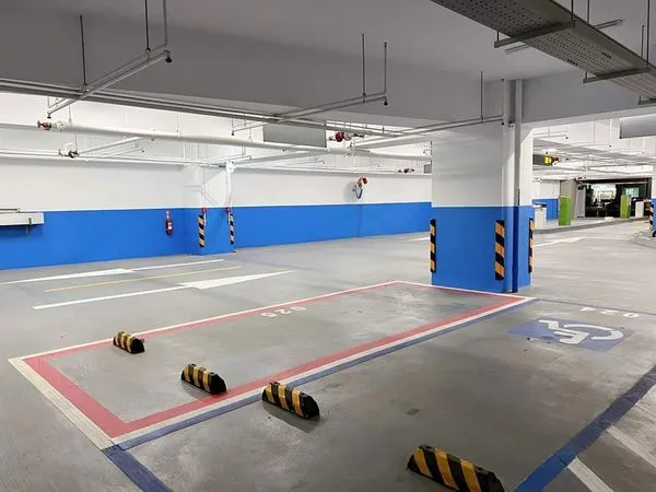 ▲沙鹿沙田停車場婦幼停車格車擋神設計，交通局火速拆除。（圖／翻攝爆料公社）