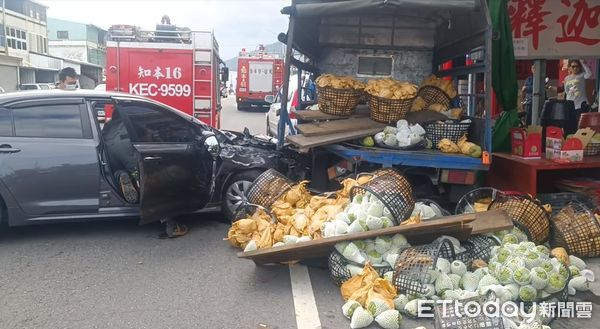 ▲貨車遭撞，釋迦散落滿地。（圖／記者楊漢聲翻攝）