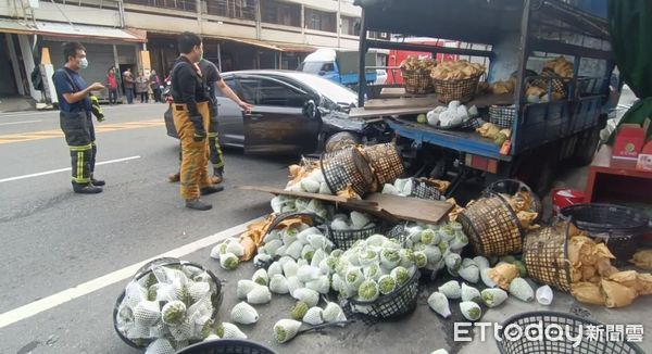 ▲貨車遭撞，釋迦散落滿地。（圖／記者楊漢聲翻攝）