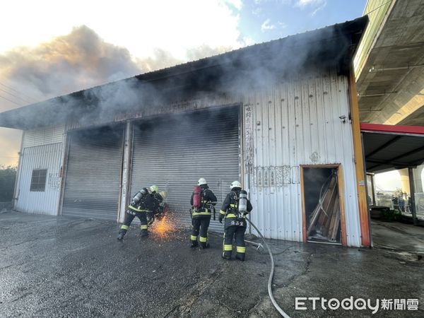 ▲▼苗栗縣通霄鎮通灣里通灣平交道旁一間家具工廠，28日下午3點左右發生火警。（圖／記者蔡文淵翻攝）