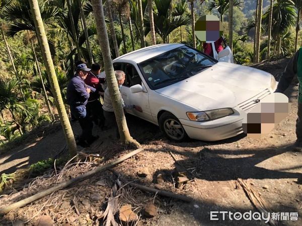 ▲男子循導航駕車誤入搬運車通行之產業道路受困，警民聯手救護下山。（圖／記者高堂堯翻攝，下同）