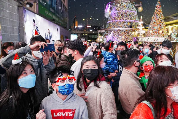 ▲香港民眾在耶誕夜前往商場感受過節氣氛。（圖／陸透）