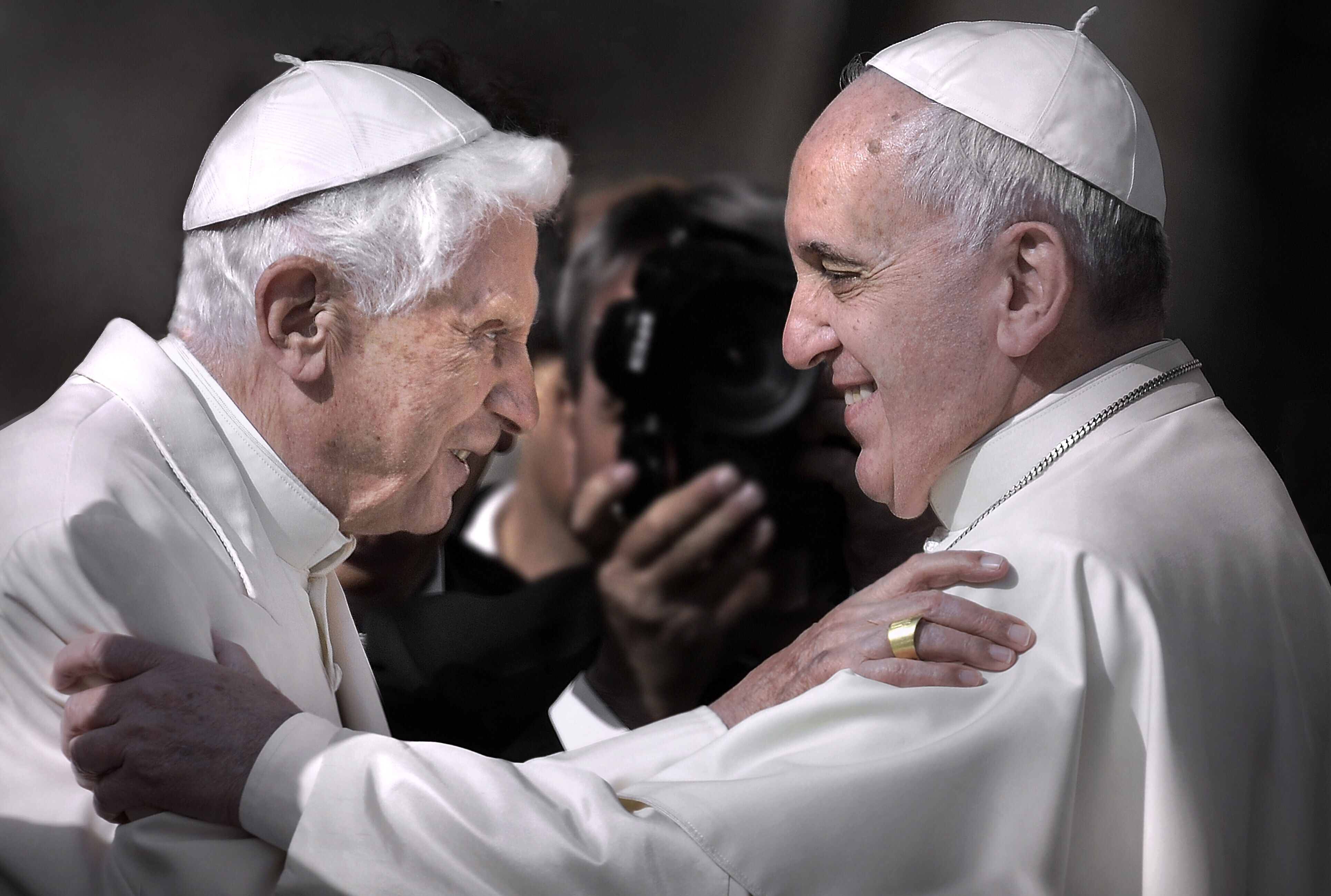 ▲▼教宗方濟各（Pope Francis，右）探望榮休教宗本篤十六世（Benedict XVI）。（圖為兩人此前會面／達志影像／美聯社）