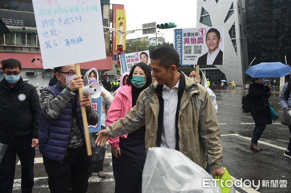 ▲▼吳怡農 吳思瑤海基會前站路口 蕭赫麟要求辯論（圖／記者宋良義攝）