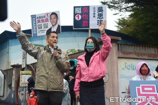 ▲▼吳怡農 吳思瑤海基會前站路口 蕭赫麟要求辯論（圖／記者宋良義攝）