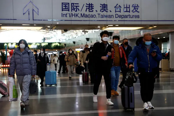 ▲▼陸客、北京機場、中國遊客、中國出境。2022 年12月27日，在中國爆發新冠疫情（COVID-19） 期間，旅客在北京首都國際機場提著行李。（圖／路透）