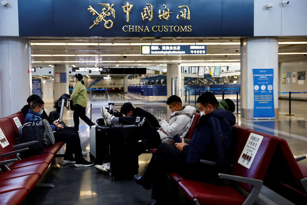▲▼陸客、北京機場、中國遊客、中國出境。2022 年12月27日，在中國爆發新冠疫情（COVID-19） 期間，旅客在北京首都國際機場等候行李。（圖／路透）