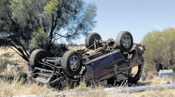 ▲▼澳洲一對父母遭遇車禍後當場死亡，留下3名孩童受困車內。（圖／翻攝自推特）