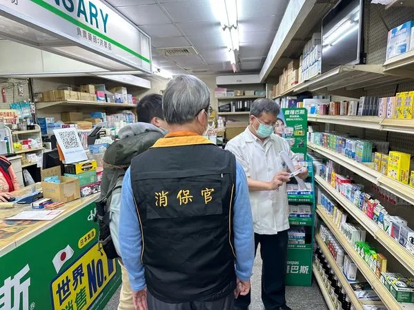 ▲▼北市衛生局、法務局消保官登門稽查，洪姓藥師出面道歉。（圖／台北市政府法務局提供）